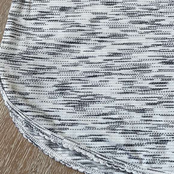 Lululemon Essential Tank Gray and White Size 6 - Picture 4 of 6